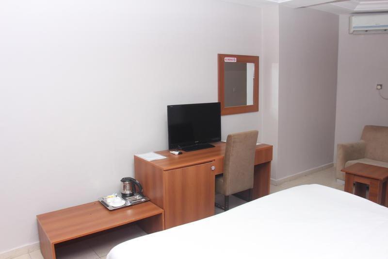 Grand Ibro Hotel Annex Ankuru ภายนอก รูปภาพ
